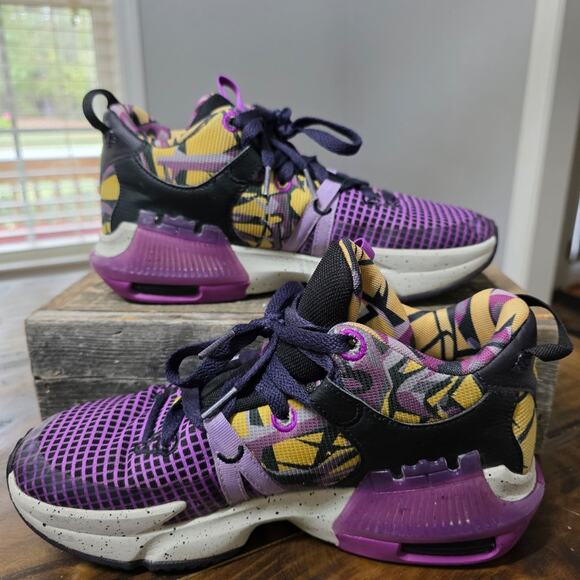 ++ Nike LeBron Witness 7 GS "Lakers Graffiti" (FD0209-001) - Picture 2 of 5